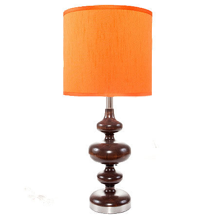 Moderne Tischlampe DIEGO mit gedrehtem Sockel aus massivem Erlenholz in Walnussbeize