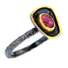 Roh geätztes, schwarz rhodiniertes Sterlingsilberband mit rosa Turmalin, Größe 8